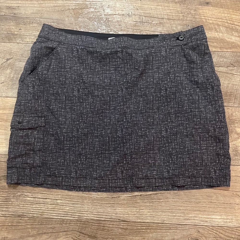 Columbia Omni Freeze Skort Size 12 Grey‎ Black Textured Pleated Skirt Shorts